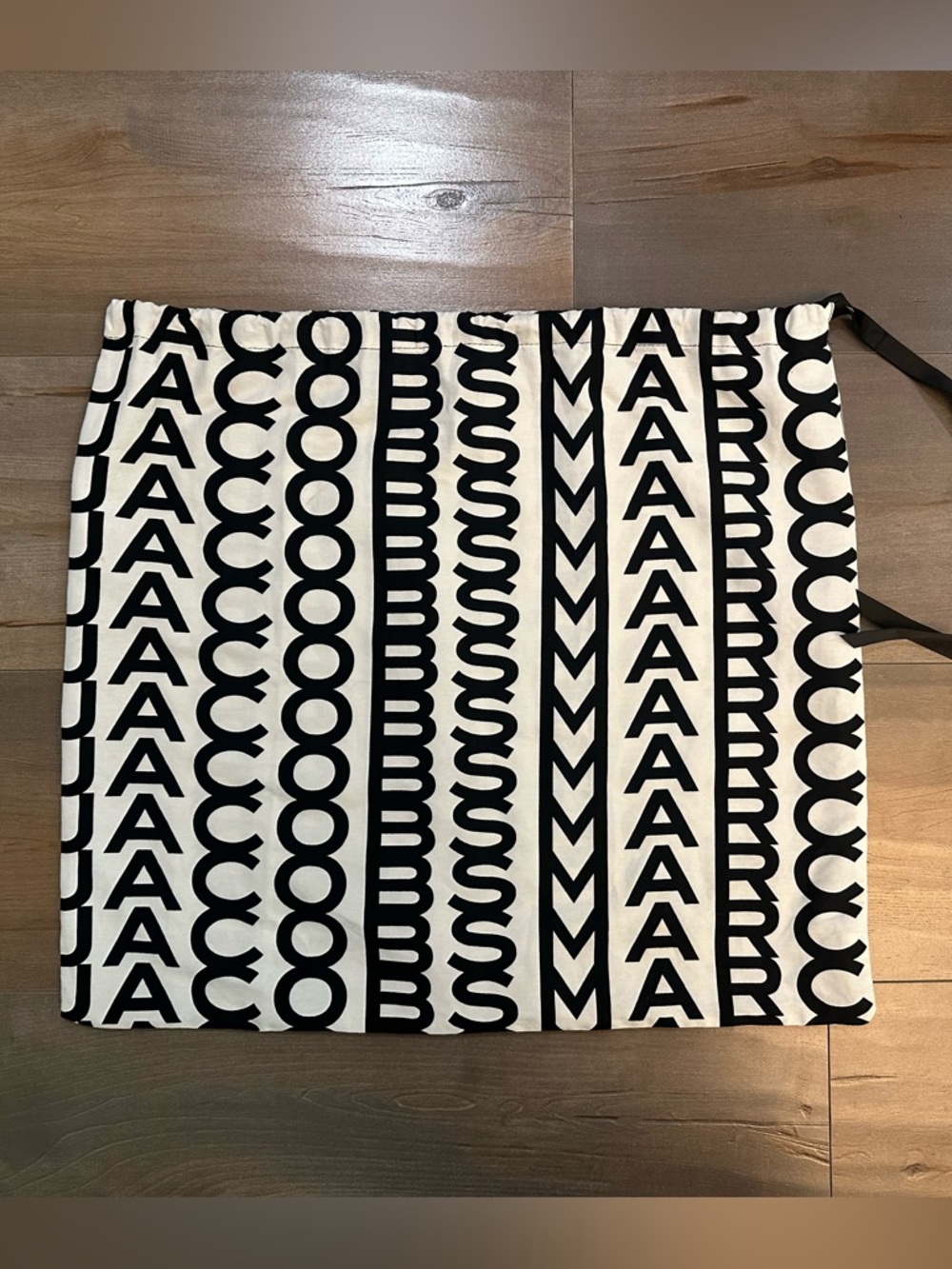 Marc Jacobs Black & White Graphic Drawstring Dust Bag - Picture 2 of 3